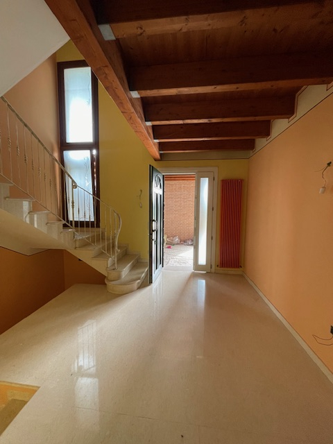 SAN GIORGIO DELLE PERTICHE   vendesi stupenda casa singola con giardino di 1000 mq caratterizzata...