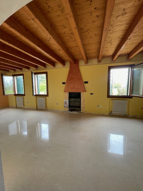 SAN GIORGIO DELLE PERTICHE   vendesi stupenda casa singola con giardino di 1000 mq caratterizzata...