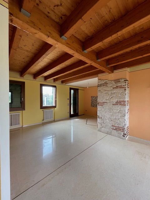 SAN GIORGIO DELLE PERTICHE   vendesi stupenda casa singola con giardino di 1000 mq caratterizzata...