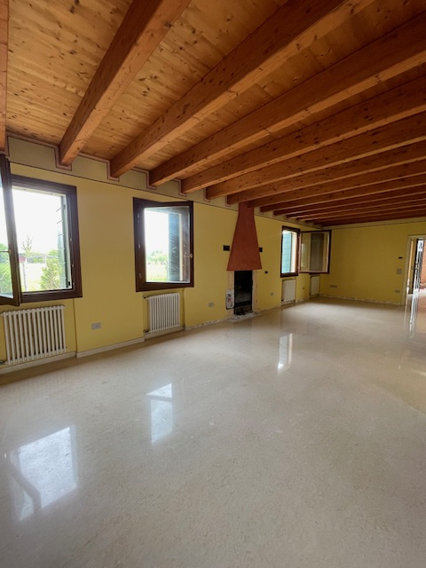 SAN GIORGIO DELLE PERTICHE   vendesi stupenda casa singola con giardino di 1000 mq caratterizzata...