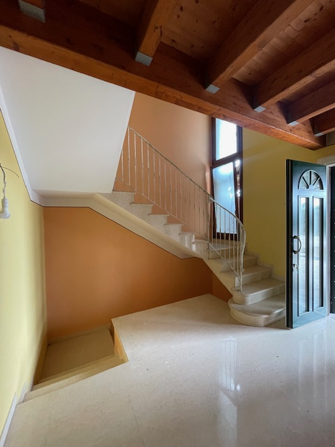 SAN GIORGIO DELLE PERTICHE   vendesi stupenda casa singola con giardino di 1000 mq caratterizzata...