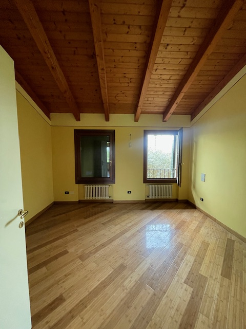 SAN GIORGIO DELLE PERTICHE   vendesi stupenda casa singola con giardino di 1000 mq caratterizzata...