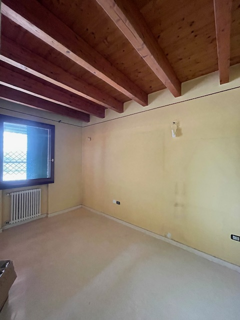 SAN GIORGIO DELLE PERTICHE   vendesi stupenda casa singola con giardino di 1000 mq caratterizzata...