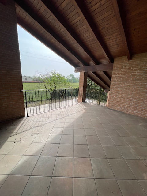 SAN GIORGIO DELLE PERTICHE   vendesi stupenda casa singola con giardino di 1000 mq caratterizzata...