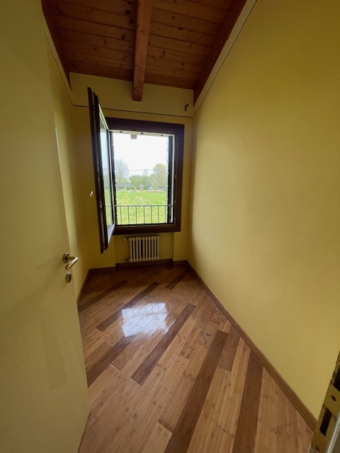 SAN GIORGIO DELLE PERTICHE   vendesi stupenda casa singola con giardino di 1000 mq caratterizzata...