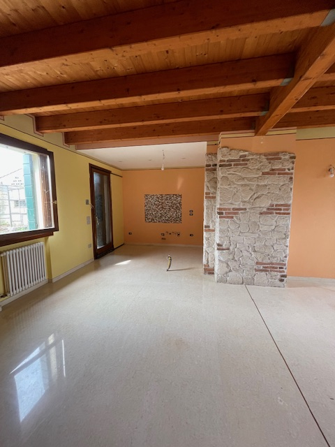 SAN GIORGIO DELLE PERTICHE   vendesi stupenda casa singola con giardino di 1000 mq caratterizzata...