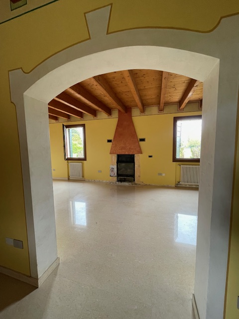 SAN GIORGIO DELLE PERTICHE   vendesi stupenda casa singola con giardino di 1000 mq caratterizzata...