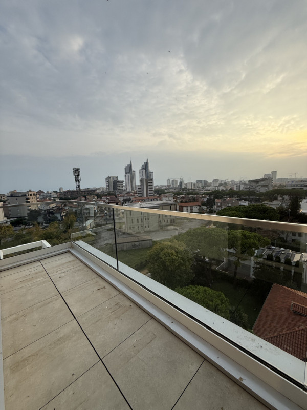 Vieni a scoprire questo magnifico appartamento di nuova costruzione, situato nel cuore di Jesolo....