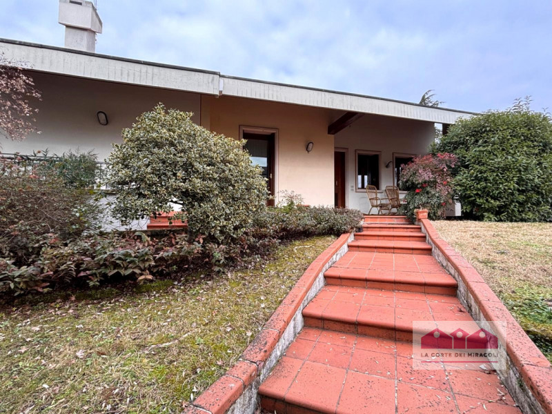 CREAZZO: AFFASCINANTE CASA SINGOLA IMMERSA NEL VERDE RIF. 2014X EURO 2.500

La casa si sviluppa s...