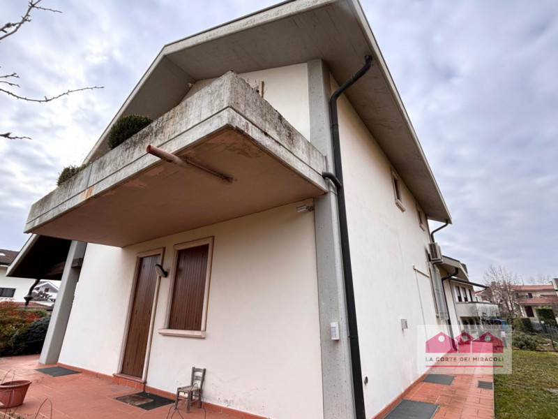 CREAZZO: AFFASCINANTE CASA SINGOLA IMMERSA NEL VERDE RIF. 2014X EURO 2.500

La casa si sviluppa s...