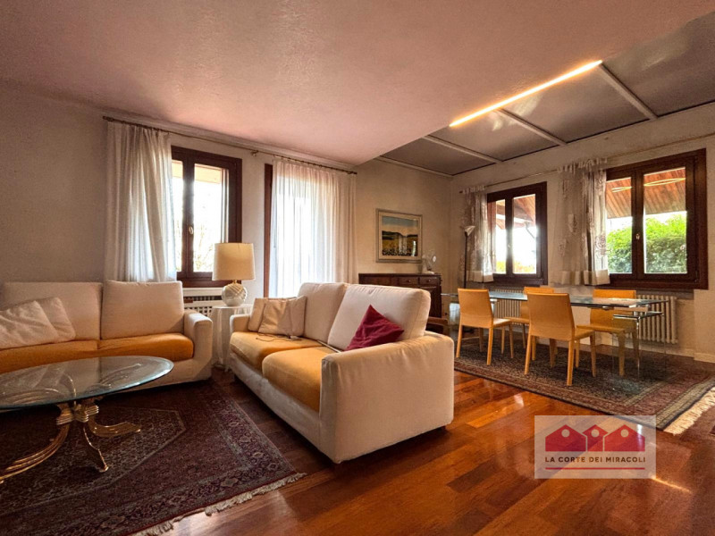 CREAZZO: AFFASCINANTE CASA SINGOLA IMMERSA NEL VERDE RIF. 2014X EURO 2.500

La casa si sviluppa s...