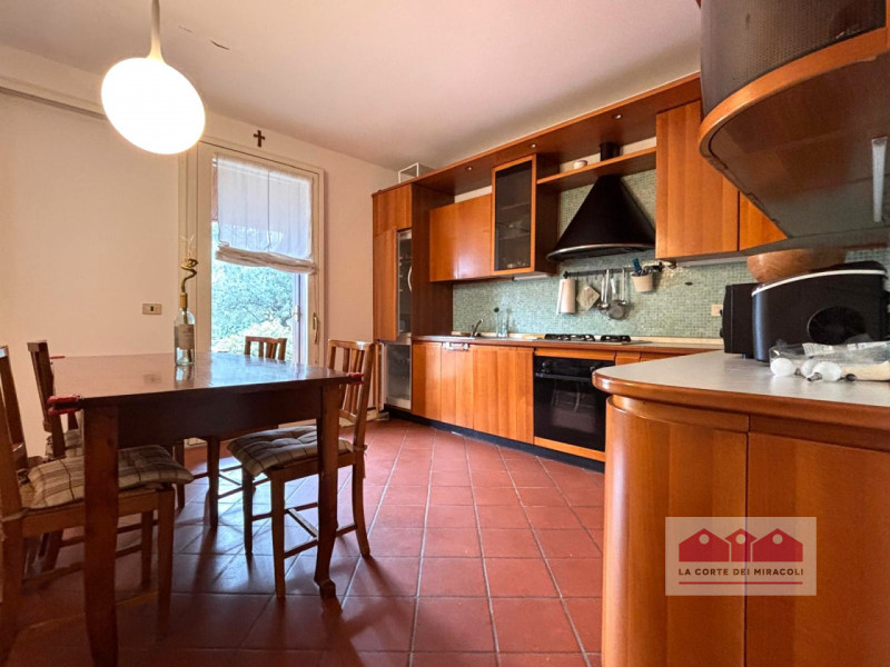 CREAZZO: AFFASCINANTE CASA SINGOLA IMMERSA NEL VERDE RIF. 2014X EURO 2.500

La casa si sviluppa s...