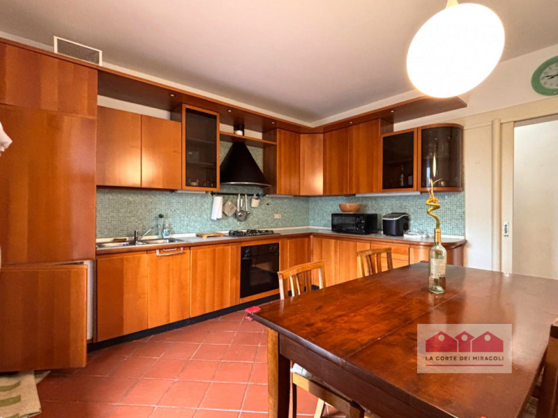 CREAZZO: AFFASCINANTE CASA SINGOLA IMMERSA NEL VERDE RIF. 2014X EURO 2.500

La casa si sviluppa s...