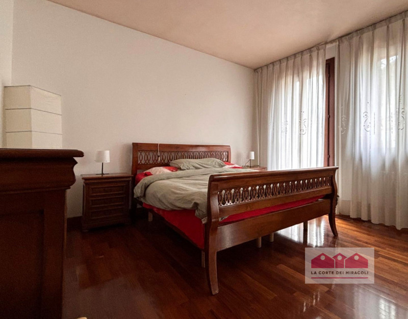 CREAZZO: AFFASCINANTE CASA SINGOLA IMMERSA NEL VERDE RIF. 2014X EURO 2.500

La casa si sviluppa s...