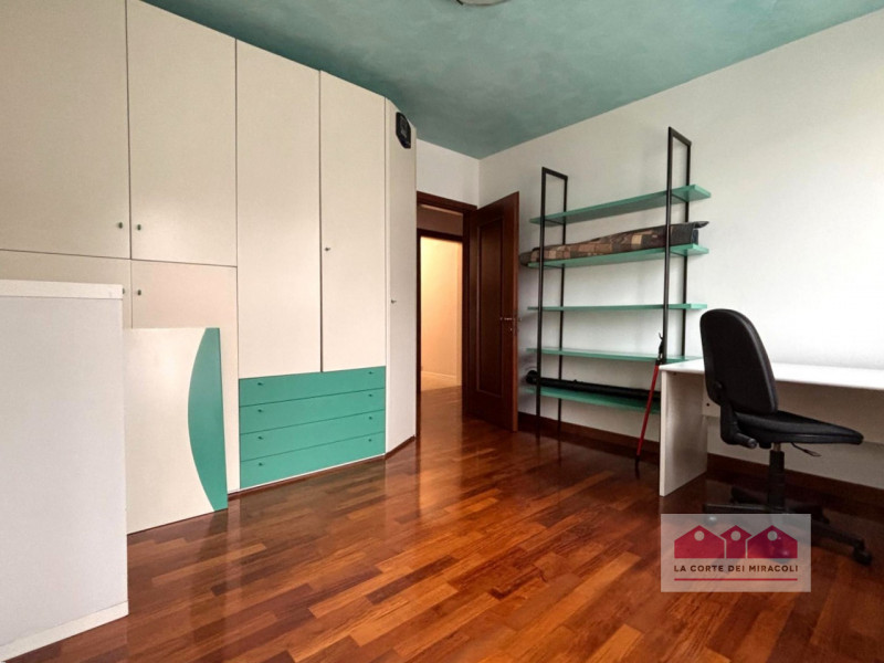 CREAZZO: AFFASCINANTE CASA SINGOLA IMMERSA NEL VERDE RIF. 2014X EURO 2.500

La casa si sviluppa s...