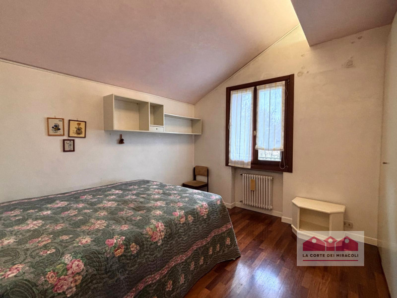 CREAZZO: AFFASCINANTE CASA SINGOLA IMMERSA NEL VERDE RIF. 2014X EURO 2.500

La casa si sviluppa s...