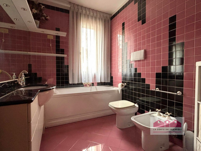 CREAZZO: AFFASCINANTE CASA SINGOLA IMMERSA NEL VERDE RIF. 2014X EURO 2.500

La casa si sviluppa s...