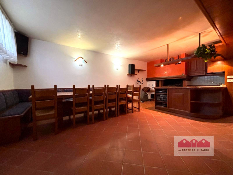 CREAZZO: AFFASCINANTE CASA SINGOLA IMMERSA NEL VERDE RIF. 2014X EURO 2.500

La casa si sviluppa s...