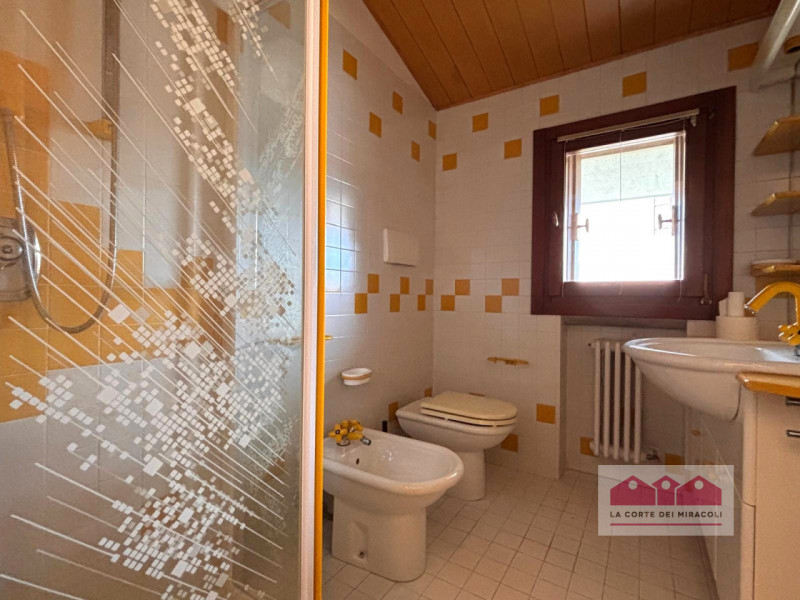 CREAZZO: AFFASCINANTE CASA SINGOLA IMMERSA NEL VERDE RIF. 2014X EURO 2.500

La casa si sviluppa s...