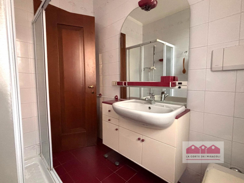 CREAZZO: AFFASCINANTE CASA SINGOLA IMMERSA NEL VERDE RIF. 2014X EURO 2.500

La casa si sviluppa s...