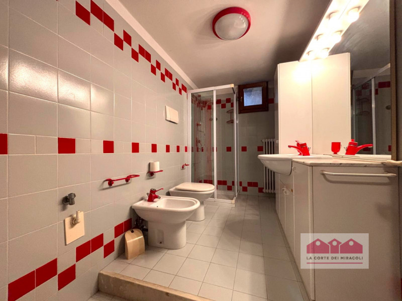 CREAZZO: AFFASCINANTE CASA SINGOLA IMMERSA NEL VERDE RIF. 2014X EURO 2.500

La casa si sviluppa s...