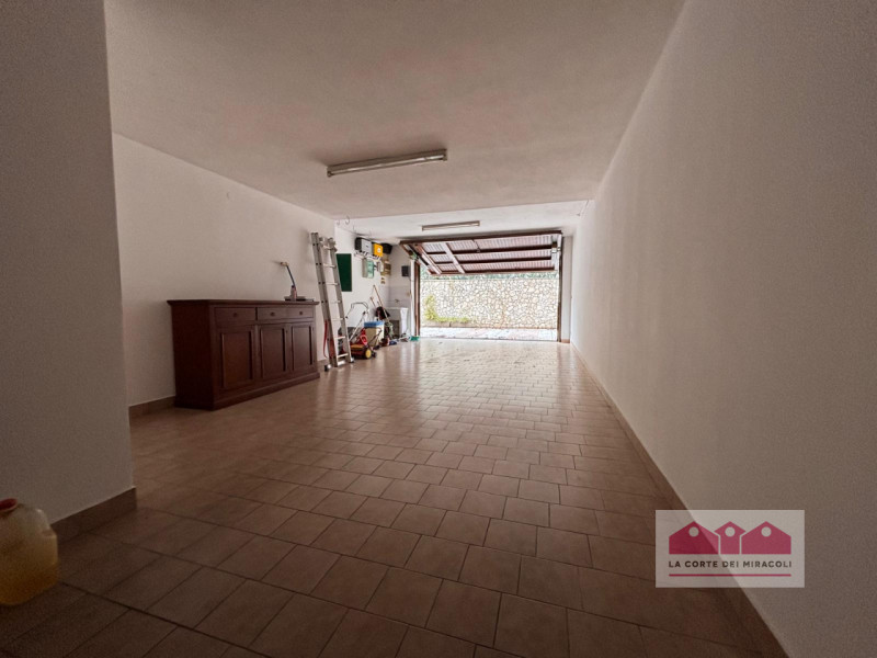 CREAZZO: AFFASCINANTE CASA SINGOLA IMMERSA NEL VERDE RIF. 2014X EURO 2.500

La casa si sviluppa s...