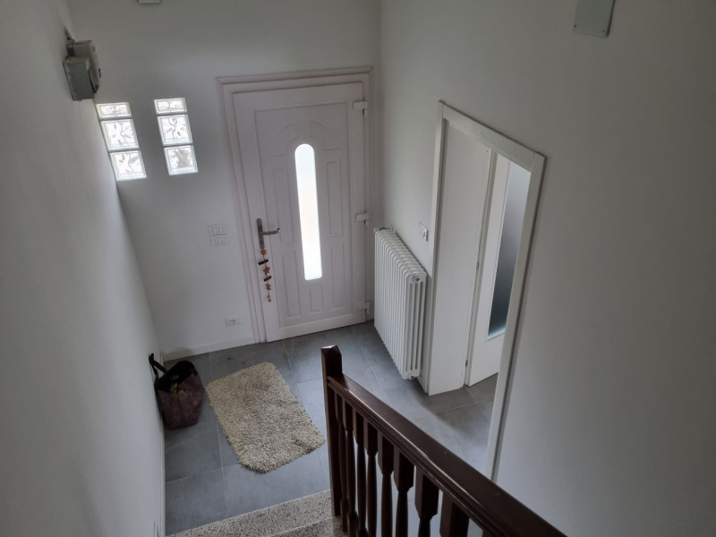 Si propone in VENDITA porzione di casa a schiera situata in zona residenziale di Este, con ingres...