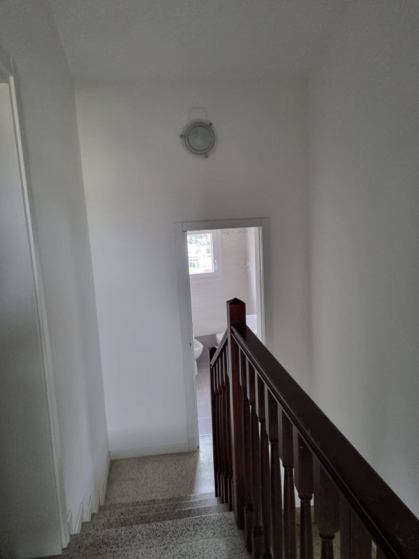 Si propone in VENDITA porzione di casa a schiera situata in zona residenziale di Este, con ingres...