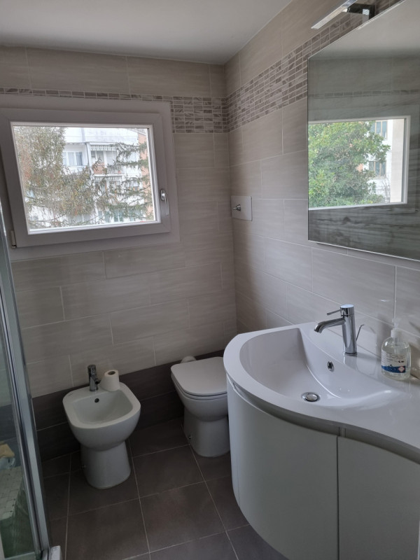 Si propone in VENDITA porzione di casa a schiera situata in zona residenziale di Este, con ingres...