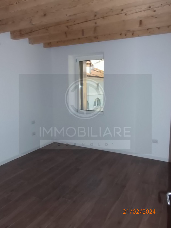 IN ZONA CENTRALE DI PIOVENE ROCCHETTE PROPONIAMO UNO SPLENDIDO APPARTAMENTO IN CONTESTO CONDOMINI...