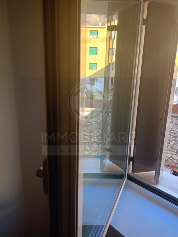 IN ZONA CENTRALE DI PIOVENE ROCCHETTE PROPONIAMO UNO SPLENDIDO APPARTAMENTO IN CONTESTO CONDOMINI...