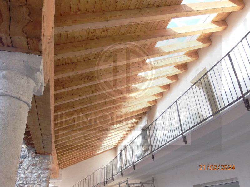 IN ZONA CENTRALE DI PIOVENE ROCCHETTE PROPONIAMO UNO SPLENDIDO APPARTAMENTO IN CONTESTO CONDOMINI...