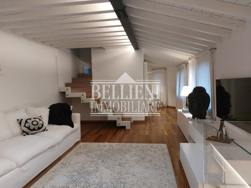 PIAZZA ARACELI - A due passi da Ponte degli Angeli, in un contesto di pregio, proponiamo in affit...