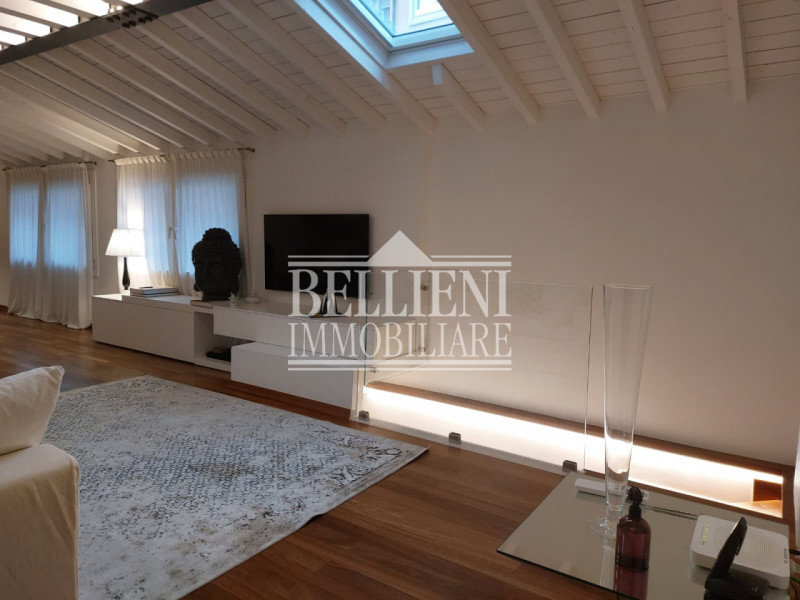 PIAZZA ARACELI - A due passi da Ponte degli Angeli, in un contesto di pregio, proponiamo in affit...