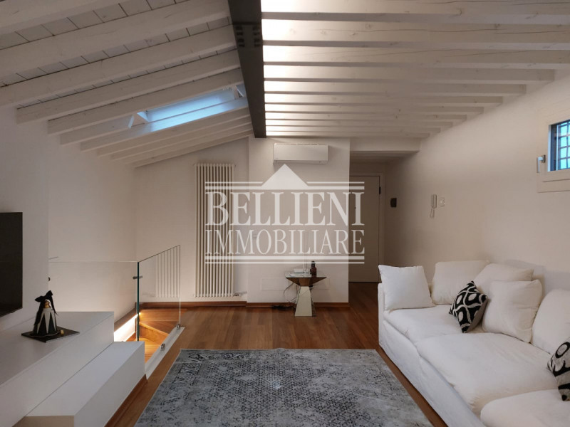 PIAZZA ARACELI - A due passi da Ponte degli Angeli, in un contesto di pregio, proponiamo in affit...