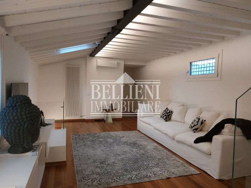 PIAZZA ARACELI - A due passi da Ponte degli Angeli, in un contesto di pregio, proponiamo in affit...