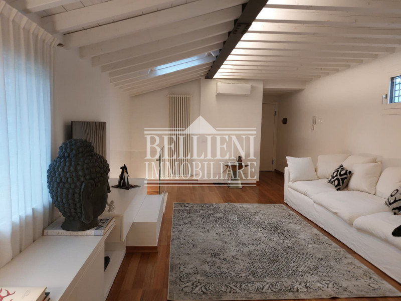 PIAZZA ARACELI - A due passi da Ponte degli Angeli, in un contesto di pregio, proponiamo in affit...