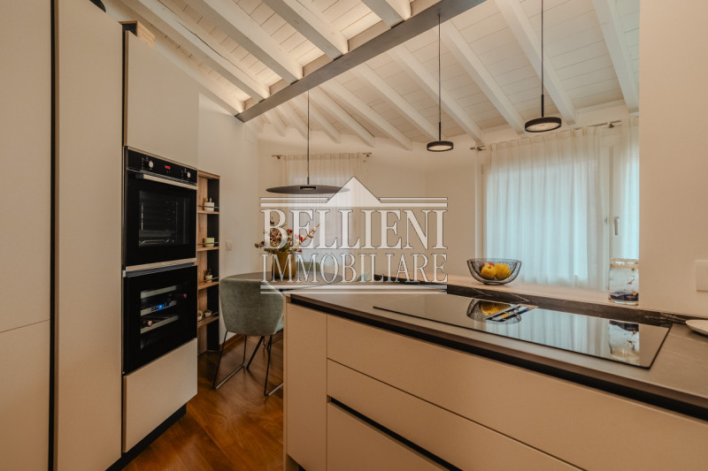 PIAZZA ARACELI - A due passi da Ponte degli Angeli, in un contesto di pregio, proponiamo in affit...