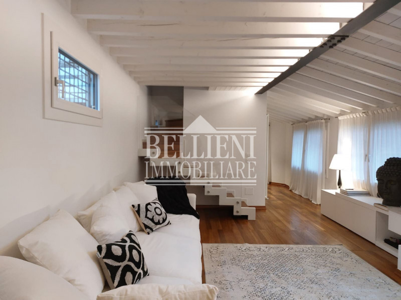 PIAZZA ARACELI - A due passi da Ponte degli Angeli, in un contesto di pregio, proponiamo in affit...