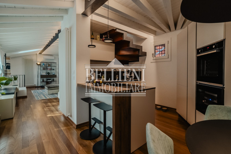 PIAZZA ARACELI - A due passi da Ponte degli Angeli, in un contesto di pregio, proponiamo in affit...