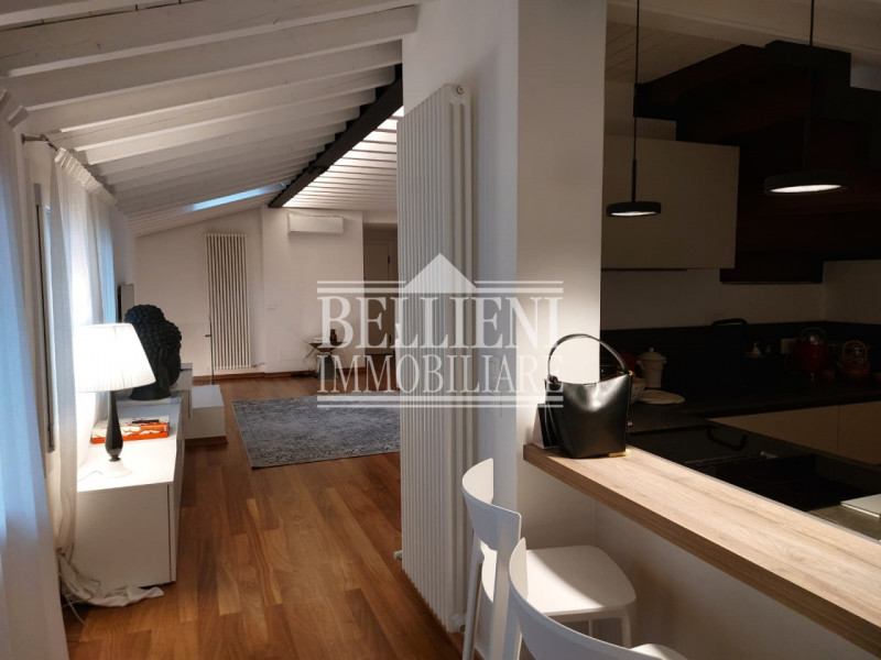 PIAZZA ARACELI - A due passi da Ponte degli Angeli, in un contesto di pregio, proponiamo in affit...