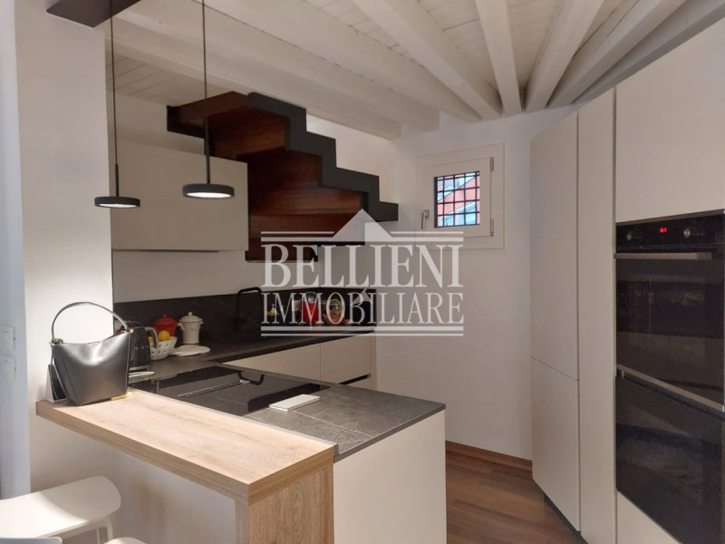 PIAZZA ARACELI - A due passi da Ponte degli Angeli, in un contesto di pregio, proponiamo in affit...