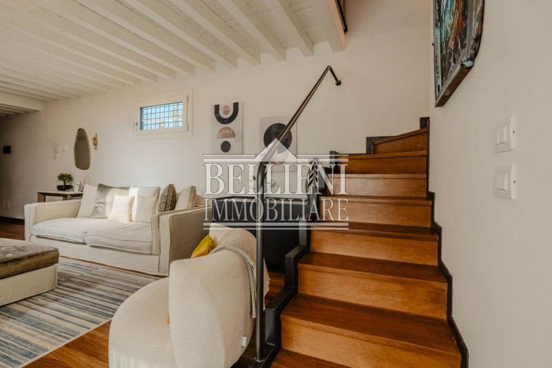 PIAZZA ARACELI - A due passi da Ponte degli Angeli, in un contesto di pregio, proponiamo in affit...