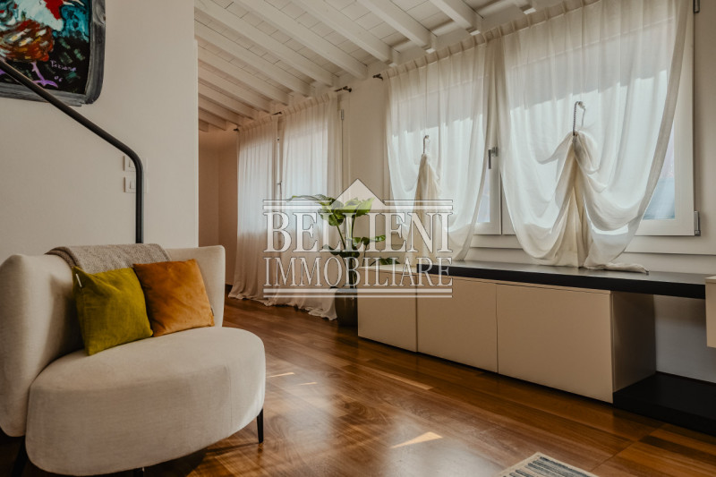 PIAZZA ARACELI - A due passi da Ponte degli Angeli, in un contesto di pregio, proponiamo in affit...