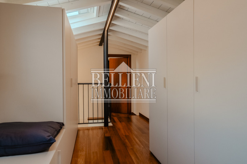 PIAZZA ARACELI - A due passi da Ponte degli Angeli, in un contesto di pregio, proponiamo in affit...