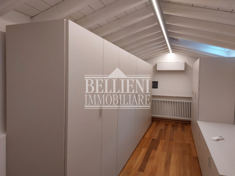 PIAZZA ARACELI - A due passi da Ponte degli Angeli, in un contesto di pregio, proponiamo in affit...