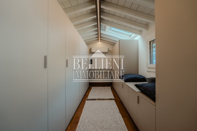 PIAZZA ARACELI - A due passi da Ponte degli Angeli, in un contesto di pregio, proponiamo in affit...