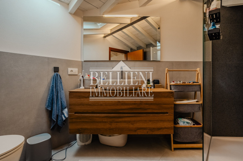 PIAZZA ARACELI - A due passi da Ponte degli Angeli, in un contesto di pregio, proponiamo in affit...