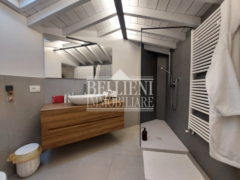 PIAZZA ARACELI - A due passi da Ponte degli Angeli, in un contesto di pregio, proponiamo in affit...