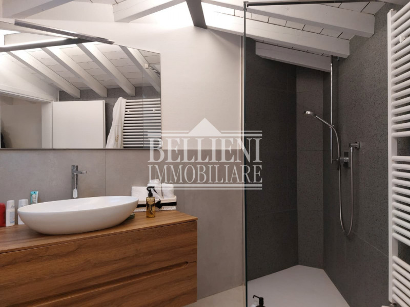 PIAZZA ARACELI - A due passi da Ponte degli Angeli, in un contesto di pregio, proponiamo in affit...